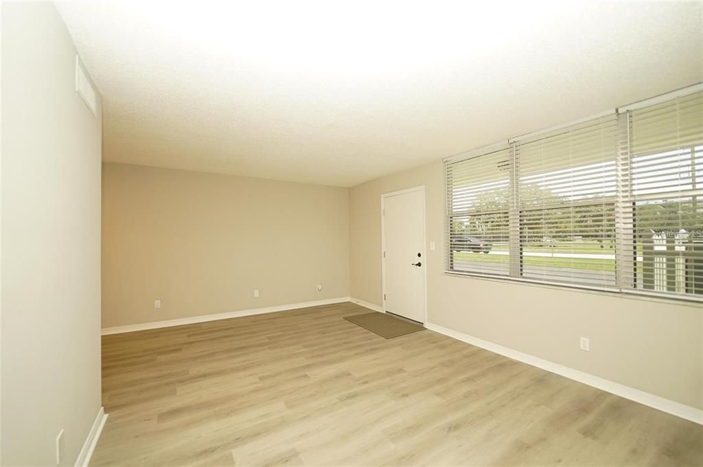 For Sale: $129,500 (1 beds, 1 baths, 790 Square Feet)
