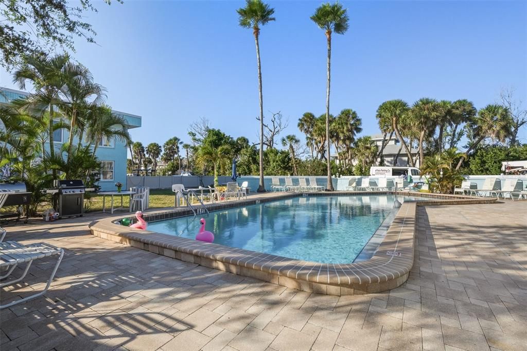 For Sale: $324,900 (2 beds, 2 baths, 912 Square Feet)