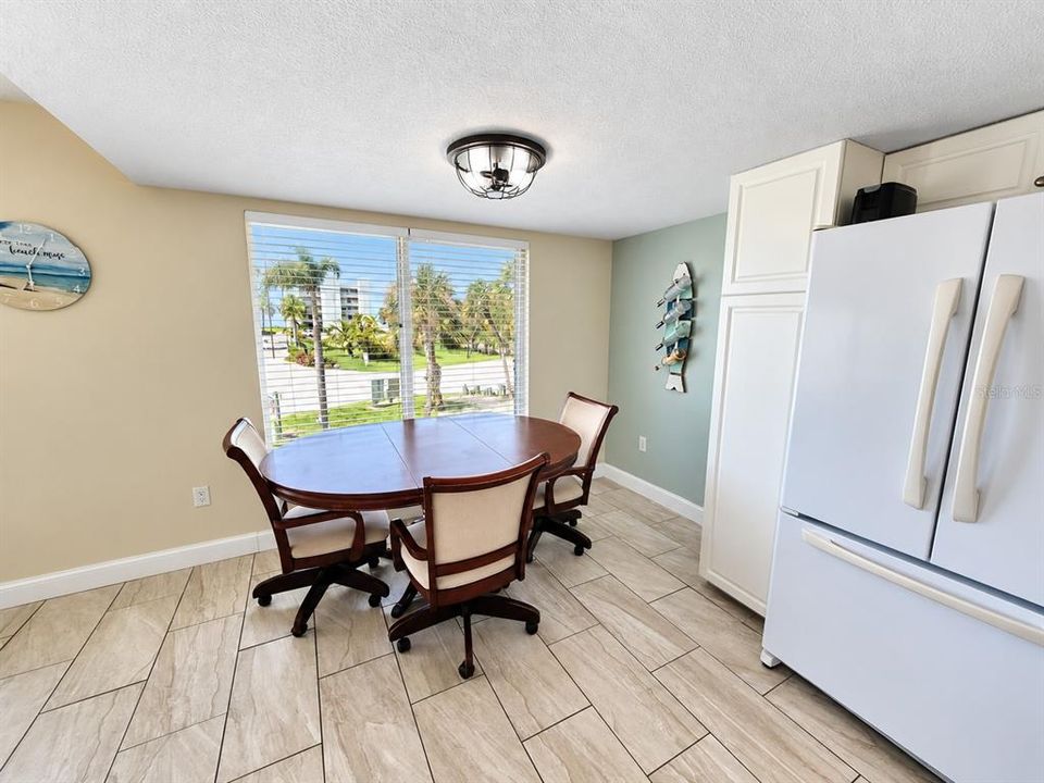 For Sale: $324,900 (2 beds, 2 baths, 912 Square Feet)