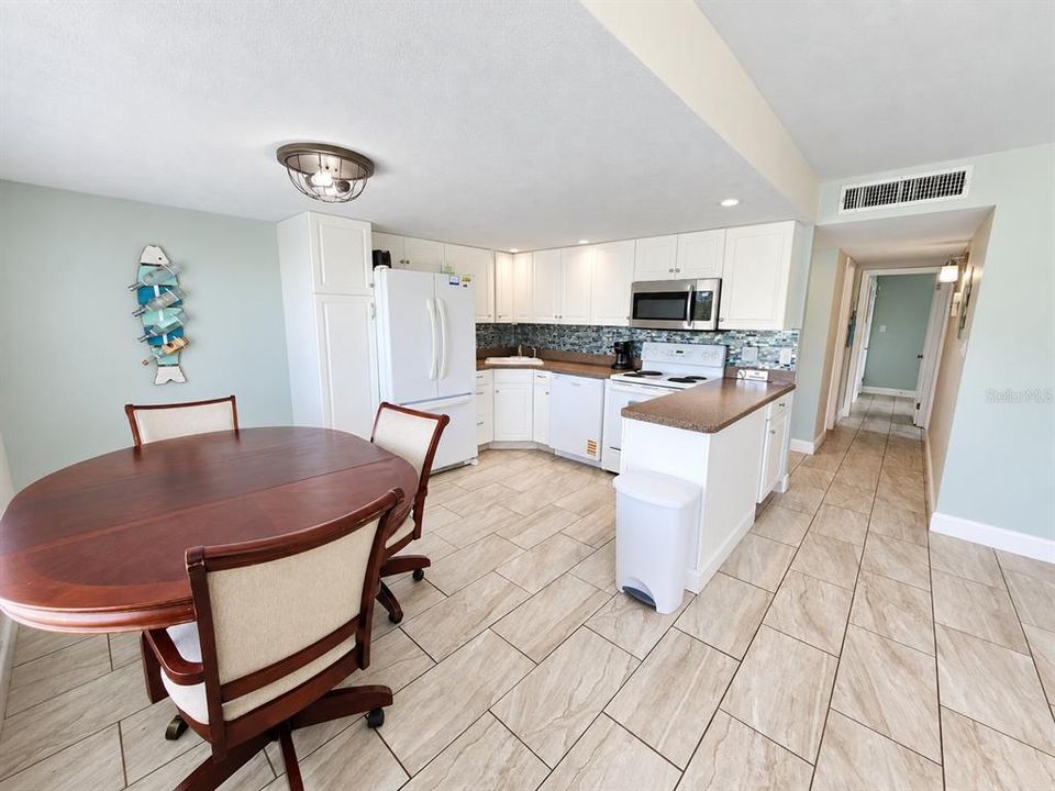 For Sale: $324,900 (2 beds, 2 baths, 912 Square Feet)