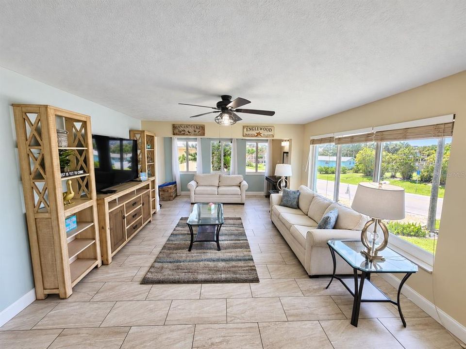 For Sale: $324,900 (2 beds, 2 baths, 912 Square Feet)