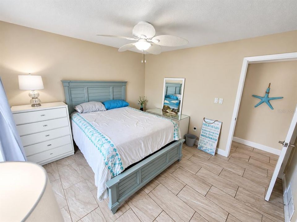For Sale: $324,900 (2 beds, 2 baths, 912 Square Feet)
