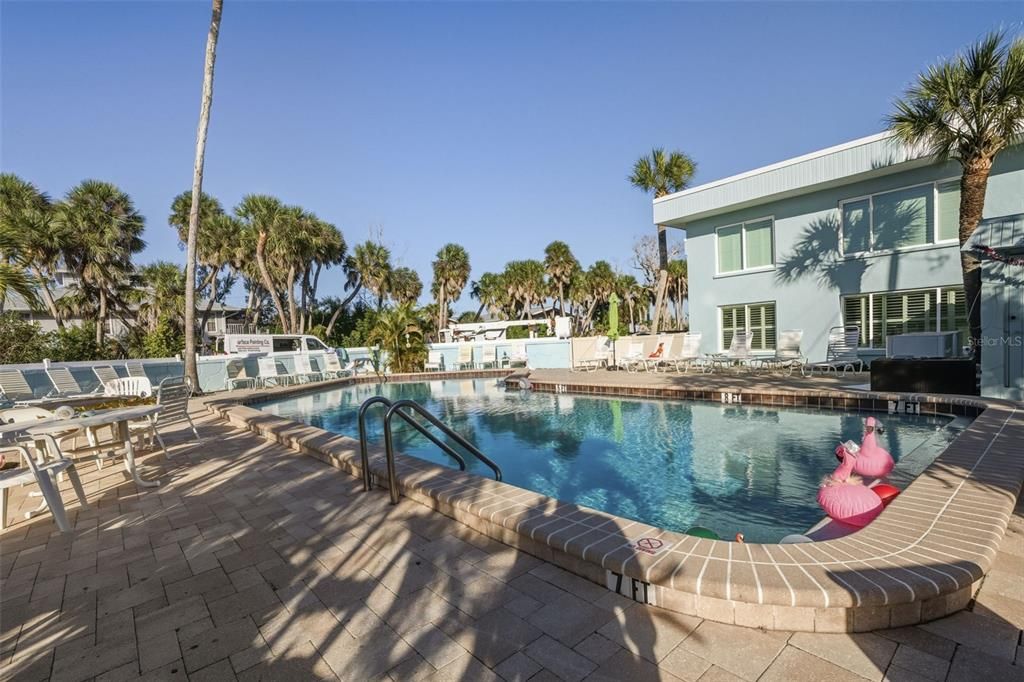 For Sale: $324,900 (2 beds, 2 baths, 912 Square Feet)