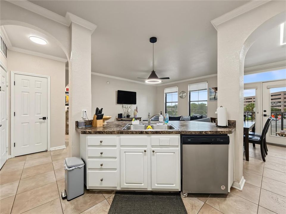 For Rent: $1,900 (2 beds, 2 baths, 1085 Square Feet)