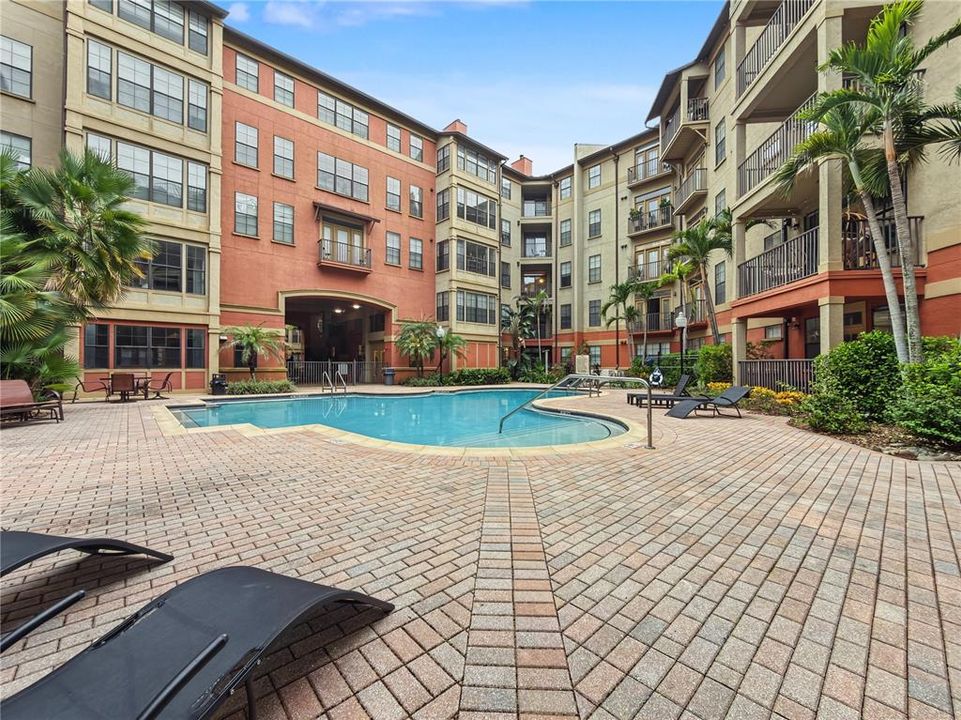 For Rent: $1,900 (2 beds, 2 baths, 1085 Square Feet)