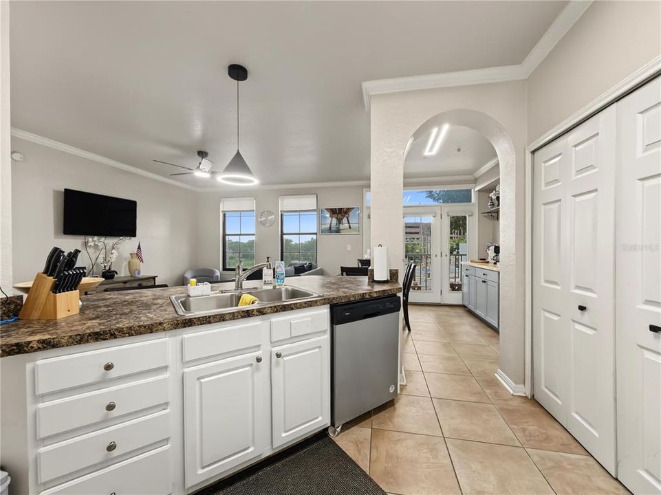 For Rent: $1,900 (2 beds, 2 baths, 1085 Square Feet)