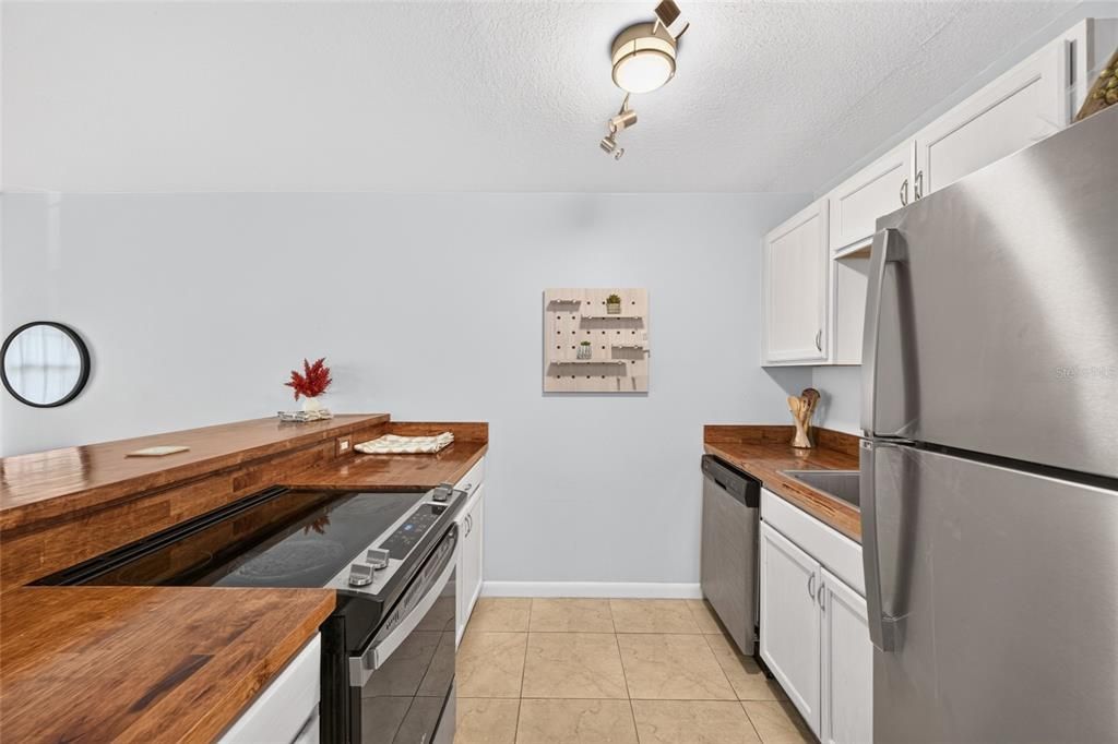 For Sale: $169,900 (1 beds, 1 baths, 645 Square Feet)
