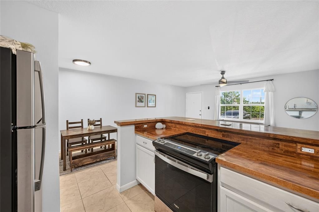 For Sale: $169,900 (1 beds, 1 baths, 645 Square Feet)