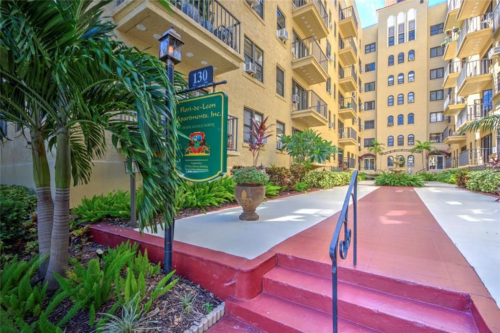 For Rent: $1,875 (1 beds, 1 baths, 702 Square Feet)
