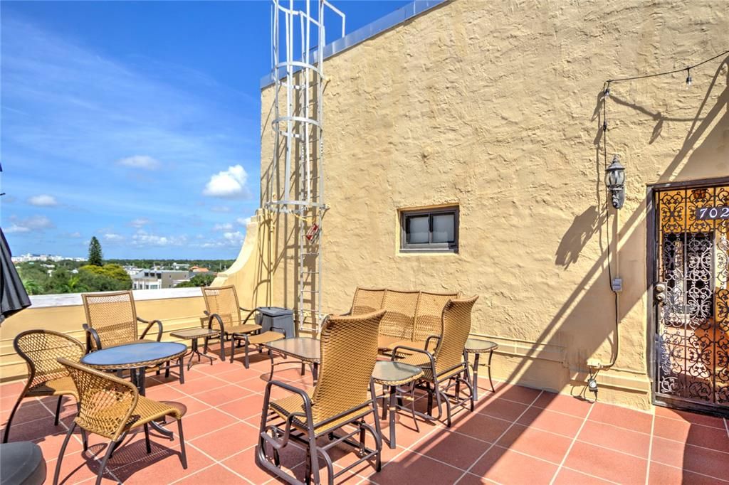For Rent: $1,875 (1 beds, 1 baths, 702 Square Feet)