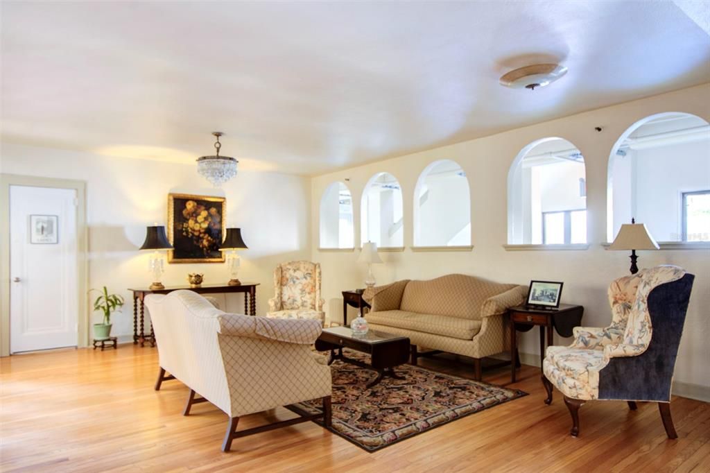 For Rent: $1,875 (1 beds, 1 baths, 702 Square Feet)