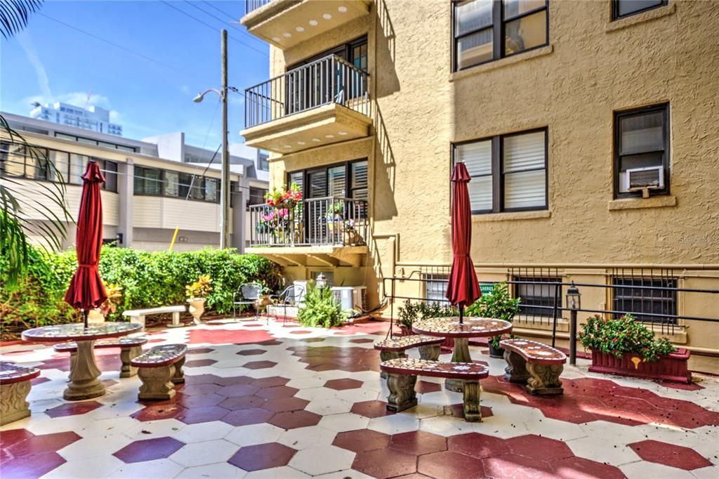 For Rent: $1,875 (1 beds, 1 baths, 702 Square Feet)