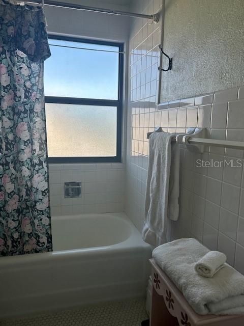 For Rent: $1,875 (1 beds, 1 baths, 702 Square Feet)
