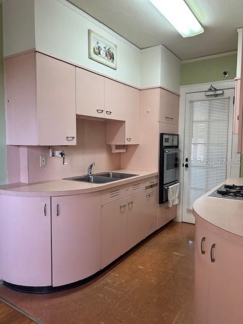 For Rent: $1,875 (1 beds, 1 baths, 702 Square Feet)