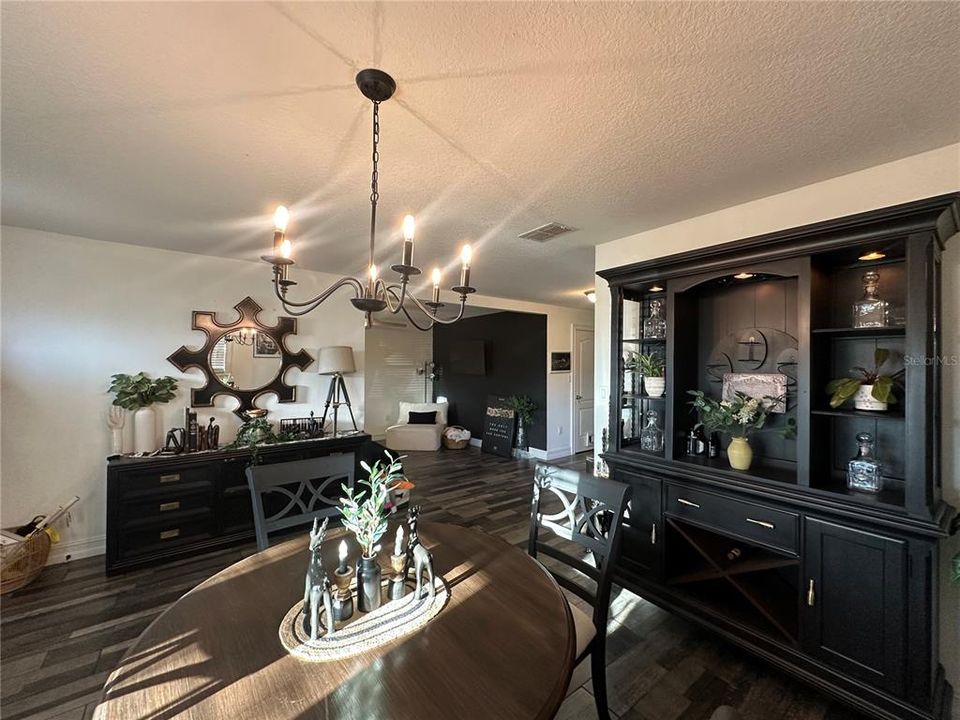 For Sale: $265,000 (2 beds, 1 baths, 1174 Square Feet)