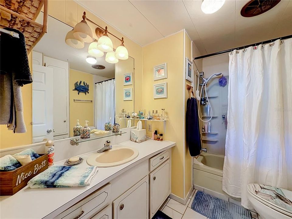 For Sale: $99,900 (2 beds, 2 baths, 888 Square Feet)