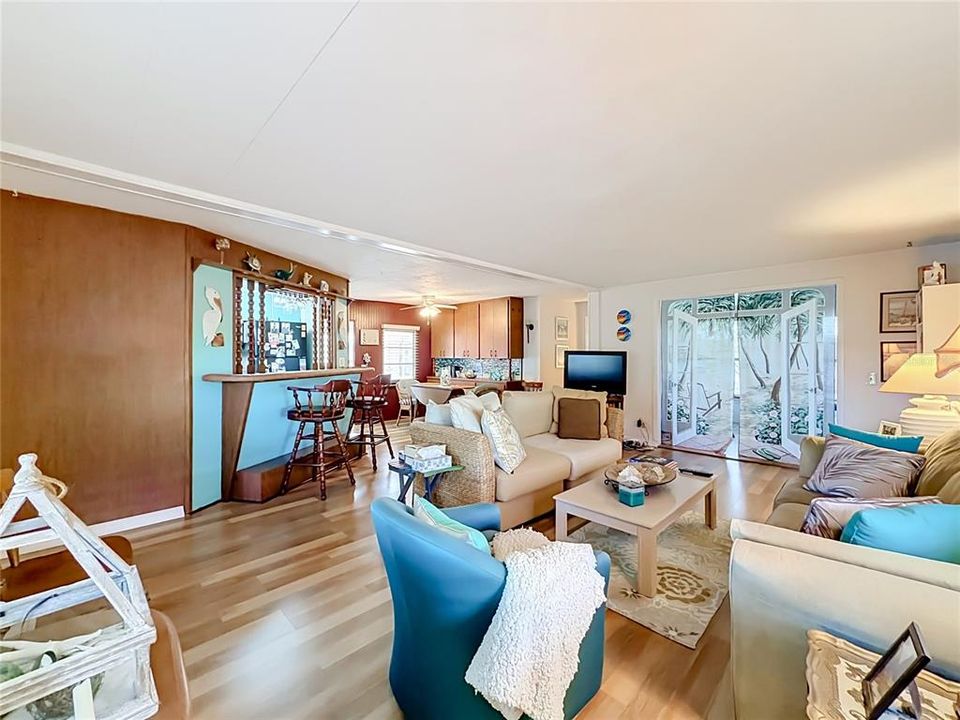For Sale: $99,900 (2 beds, 2 baths, 888 Square Feet)