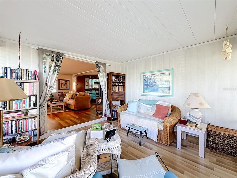 For Sale: $99,900 (2 beds, 2 baths, 888 Square Feet)