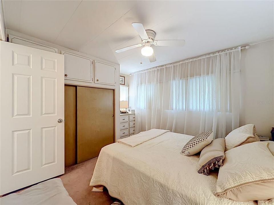 For Sale: $99,900 (2 beds, 2 baths, 888 Square Feet)