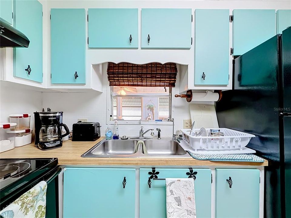 For Sale: $99,900 (2 beds, 2 baths, 888 Square Feet)