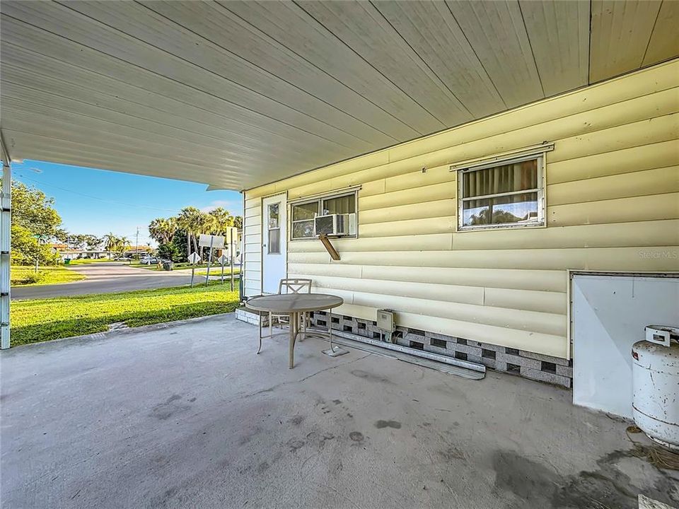 For Sale: $99,900 (2 beds, 2 baths, 888 Square Feet)