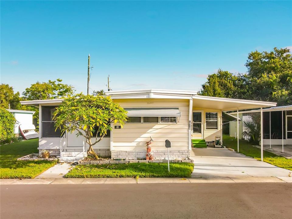 For Sale: $99,900 (2 beds, 2 baths, 888 Square Feet)