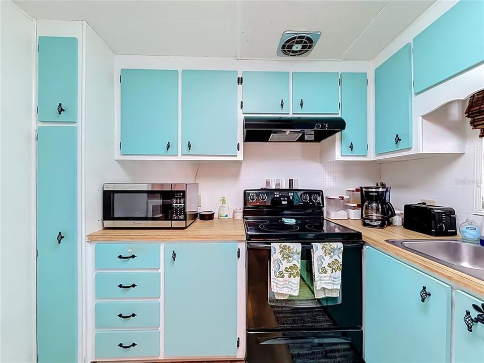 For Sale: $99,900 (2 beds, 2 baths, 888 Square Feet)