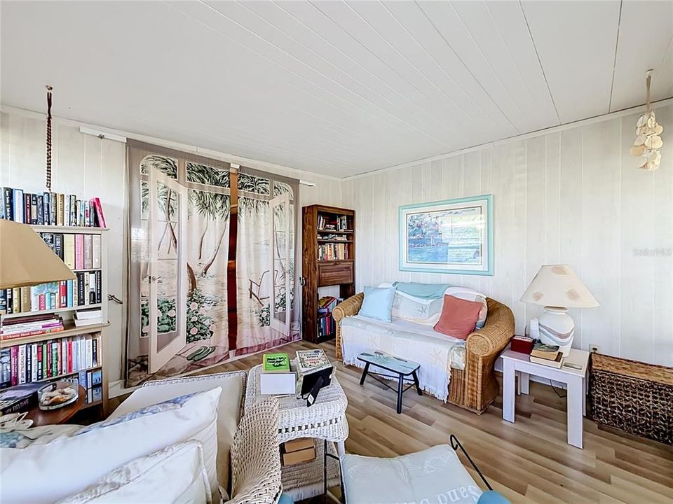 For Sale: $99,900 (2 beds, 2 baths, 888 Square Feet)