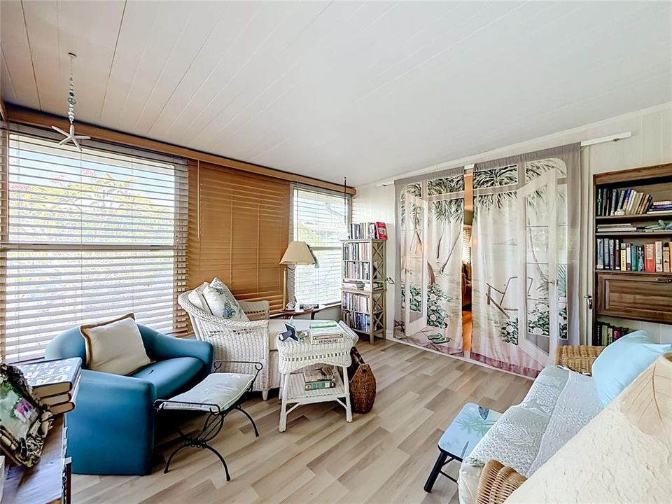 For Sale: $99,900 (2 beds, 2 baths, 888 Square Feet)