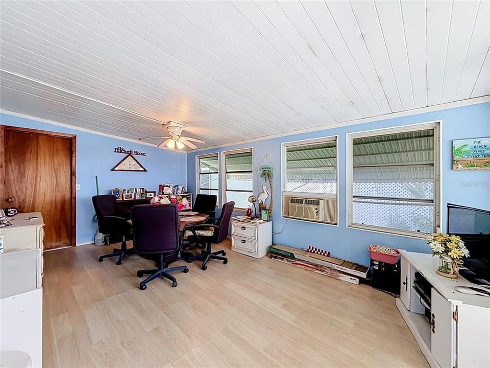 For Sale: $99,900 (2 beds, 2 baths, 888 Square Feet)