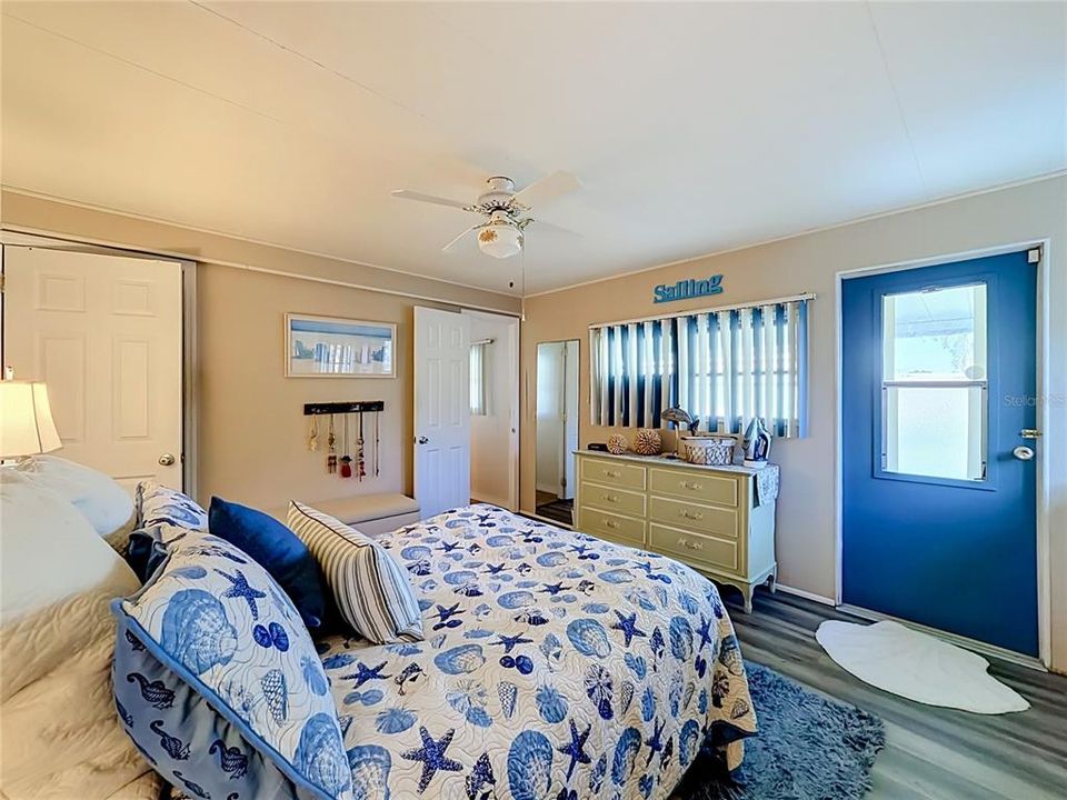 For Sale: $99,900 (2 beds, 2 baths, 888 Square Feet)
