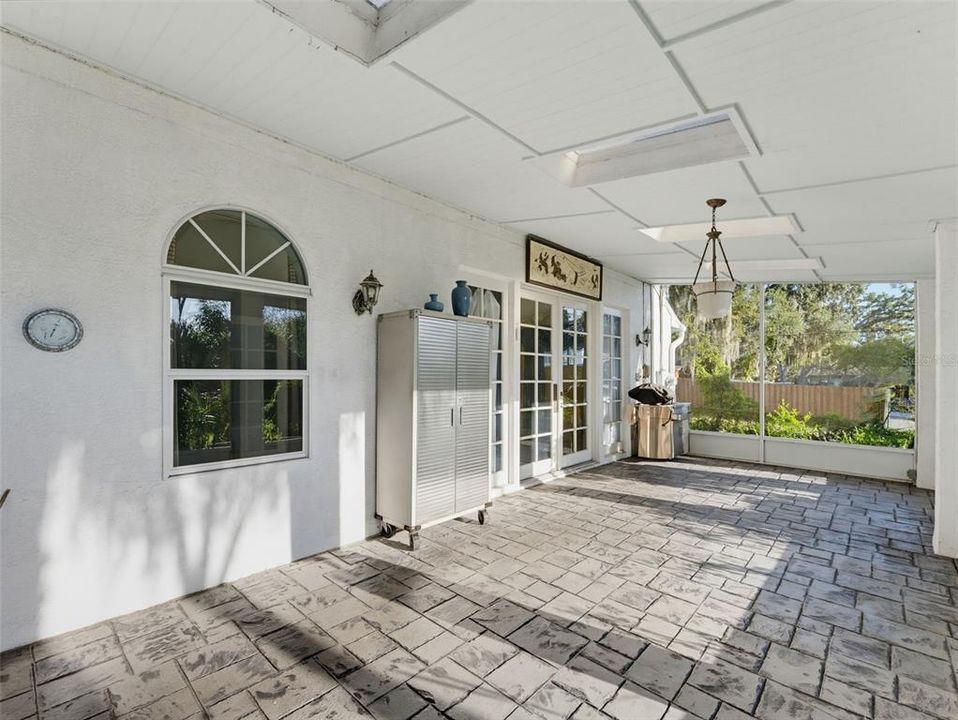 For Sale: $320,000 (2 beds, 2 baths, 1748 Square Feet)