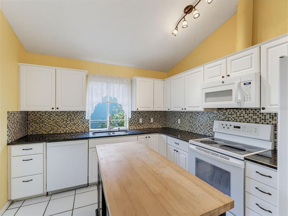For Sale: $320,000 (2 beds, 2 baths, 1748 Square Feet)