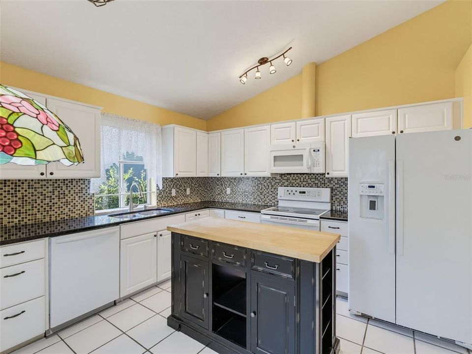 For Sale: $320,000 (2 beds, 2 baths, 1748 Square Feet)