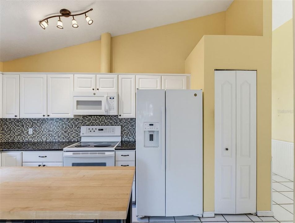 For Sale: $320,000 (2 beds, 2 baths, 1748 Square Feet)
