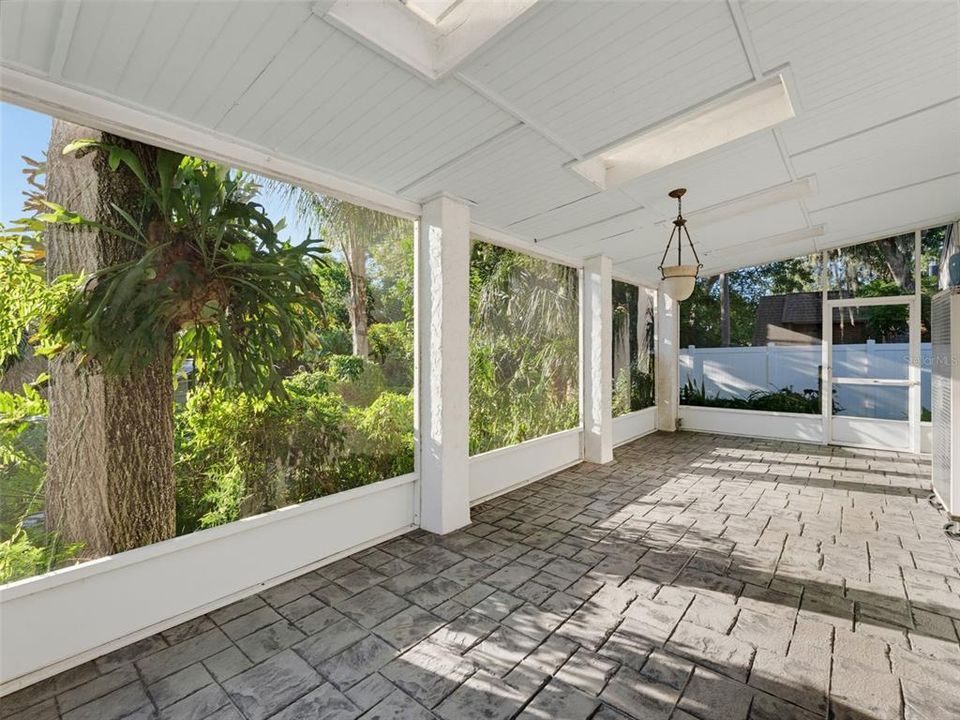 For Sale: $320,000 (2 beds, 2 baths, 1748 Square Feet)