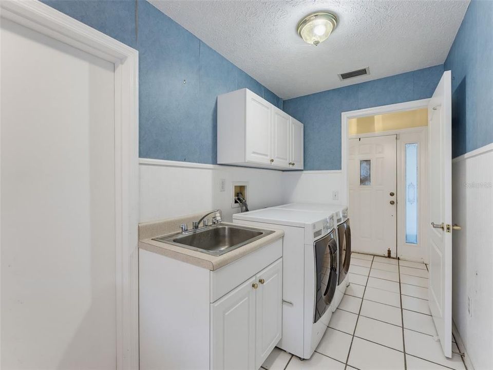 For Sale: $320,000 (2 beds, 2 baths, 1748 Square Feet)