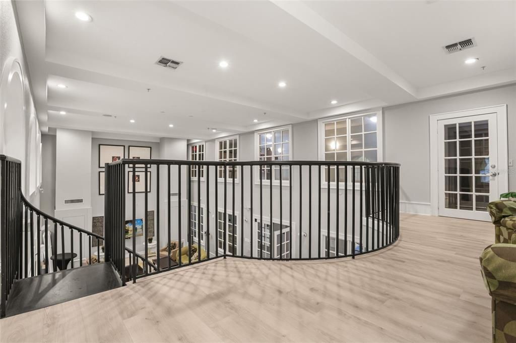 На продажу: $245,000 (2 спален, 2 ванн, 1070 Квадратных фут)
