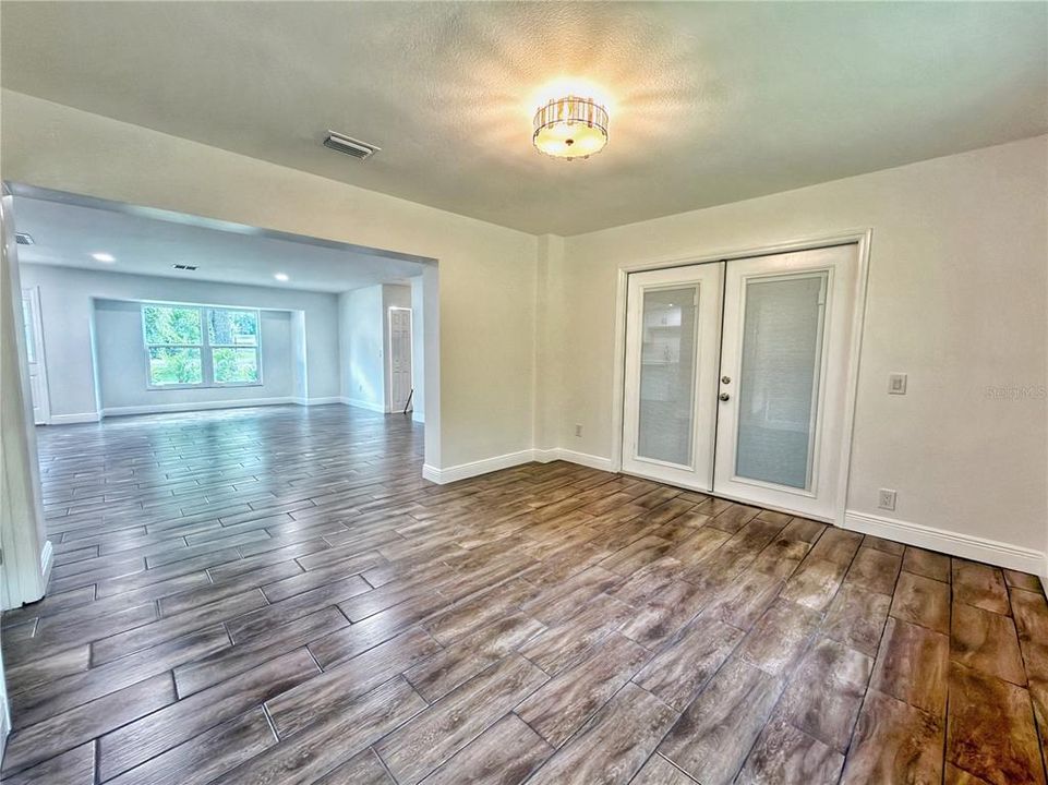 Activo con contrato: $289,000 (4 camas, 2 baños, 1712 Pies cuadrados)