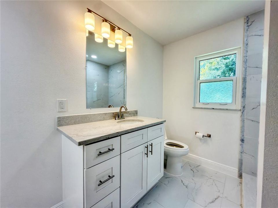 Activo con contrato: $289,000 (4 camas, 2 baños, 1712 Pies cuadrados)