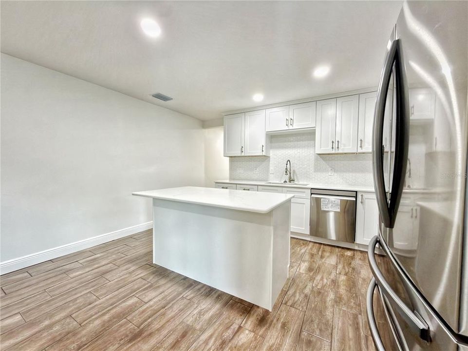 Activo con contrato: $289,000 (4 camas, 2 baños, 1712 Pies cuadrados)