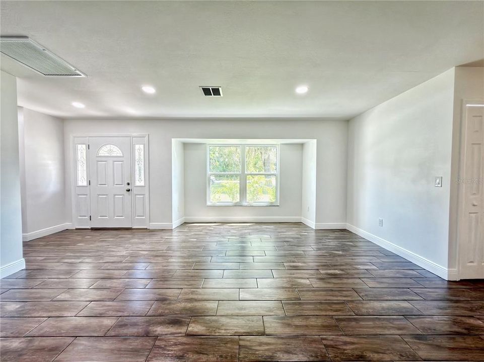 Activo con contrato: $289,000 (4 camas, 2 baños, 1712 Pies cuadrados)