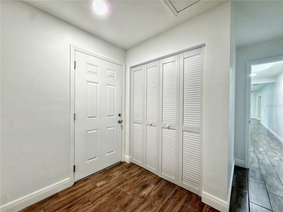 Activo con contrato: $289,000 (4 camas, 2 baños, 1712 Pies cuadrados)