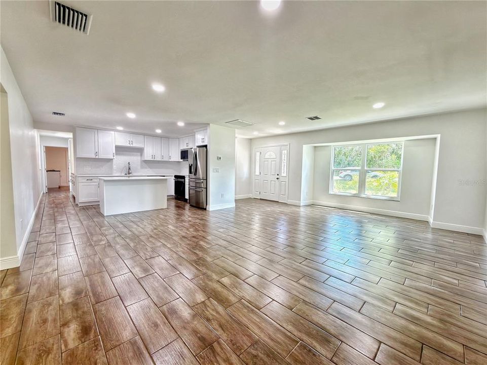 Activo con contrato: $289,000 (4 camas, 2 baños, 1712 Pies cuadrados)