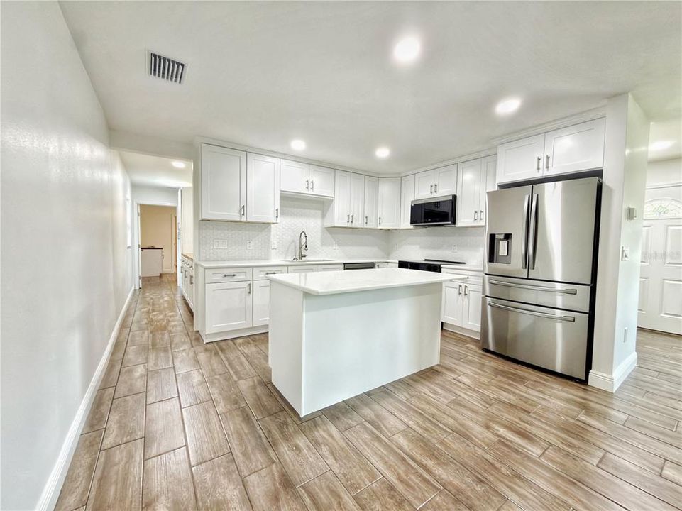 Activo con contrato: $289,000 (4 camas, 2 baños, 1712 Pies cuadrados)