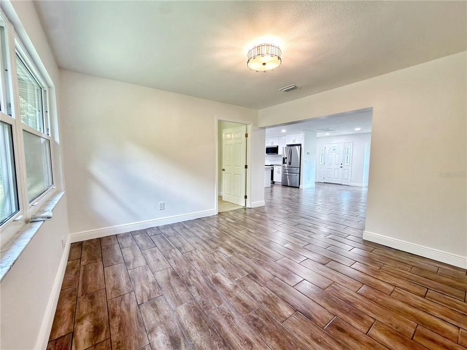 Activo con contrato: $289,000 (4 camas, 2 baños, 1712 Pies cuadrados)