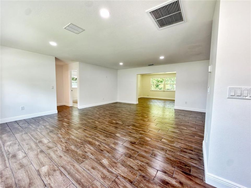 Activo con contrato: $289,000 (4 camas, 2 baños, 1712 Pies cuadrados)