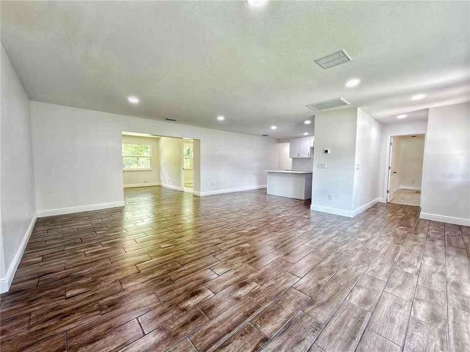 Activo con contrato: $289,000 (4 camas, 2 baños, 1712 Pies cuadrados)