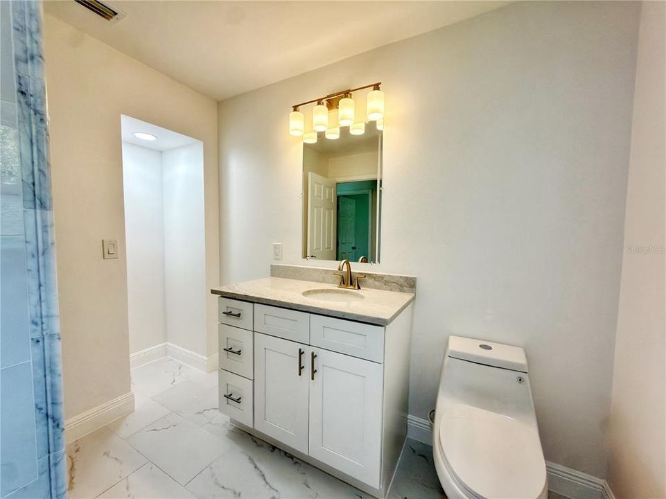 Activo con contrato: $289,000 (4 camas, 2 baños, 1712 Pies cuadrados)