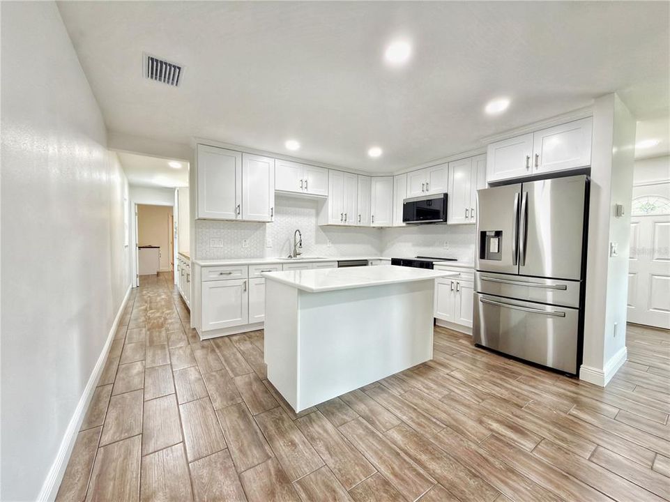 Activo con contrato: $289,000 (4 camas, 2 baños, 1712 Pies cuadrados)
